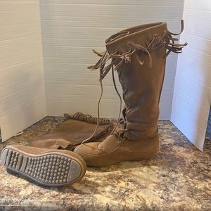 NWOT  Fringe Moccasin Lace Up Boots